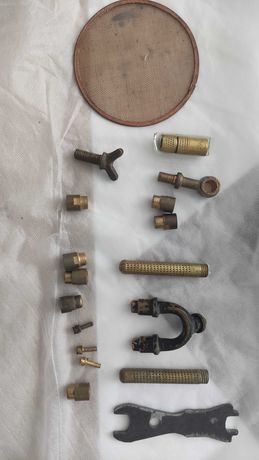 Комплект дюзи и други принадлежности за градинска пръскачка.