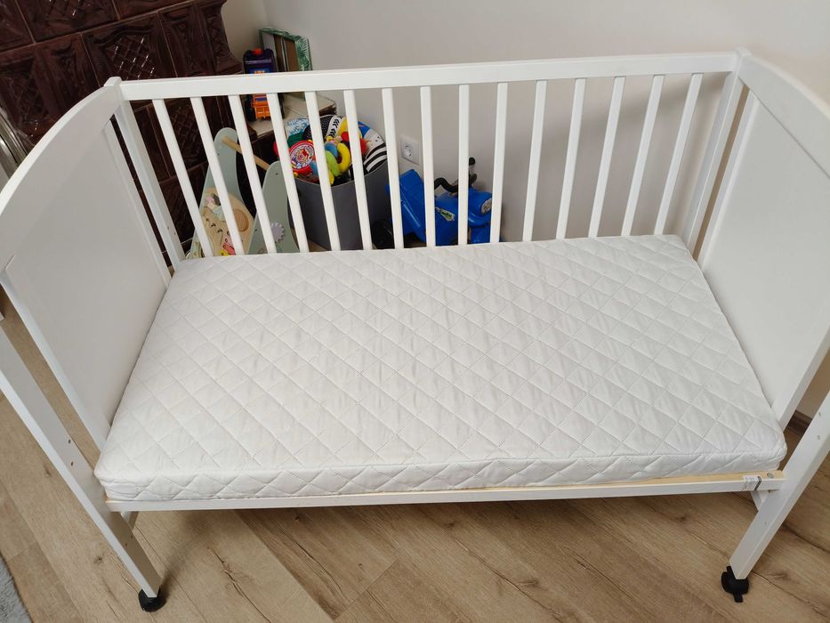 Patut din lemn masiv 120x60 cm Bria alb cu roti