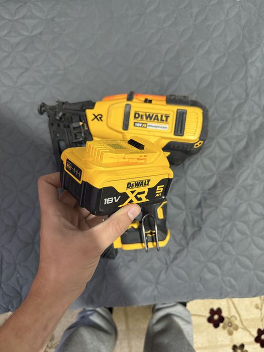 Pistol pentru batut cuie Dewalt DCN660NT, 18V