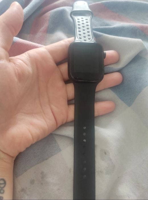 Продам наушники блетузные и часы блетузные