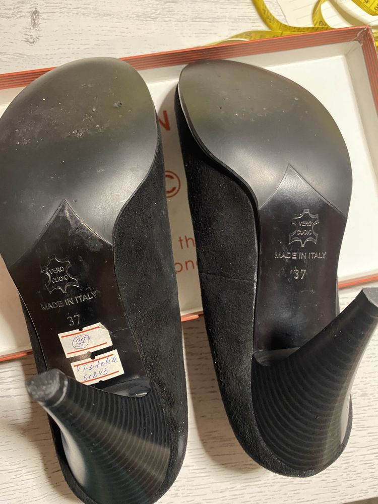 Продам черные итальянские замшевые туфли фирмы «Viola». 37 размера.