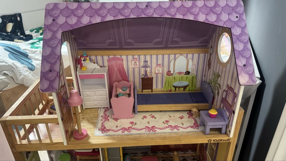 Голяма дървена къща за кукли с аксесоари към нея!