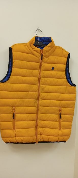 Vind Vesta de iarna. În perfectă stare purtat o singură dată.