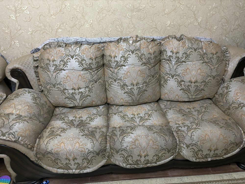 Продаю мягкий уголок  диван и 2 кресло