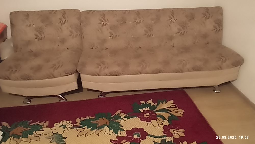 Диван два кресло.и диван с матрасом.три двер деревяныи.