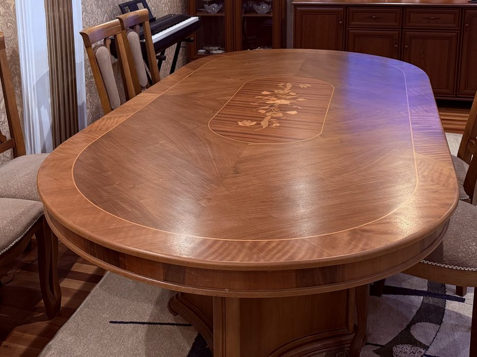 Стол и 8 стульев + ковер бесплатно