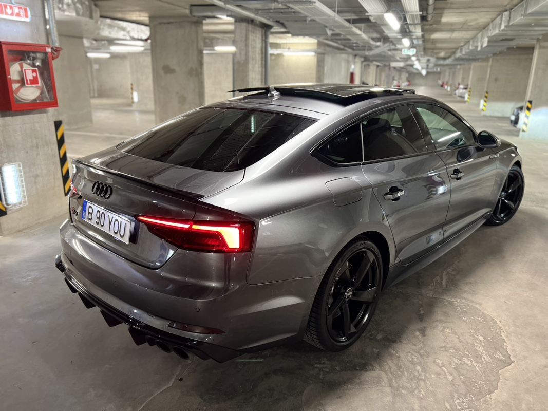 Audi S5 quattro.