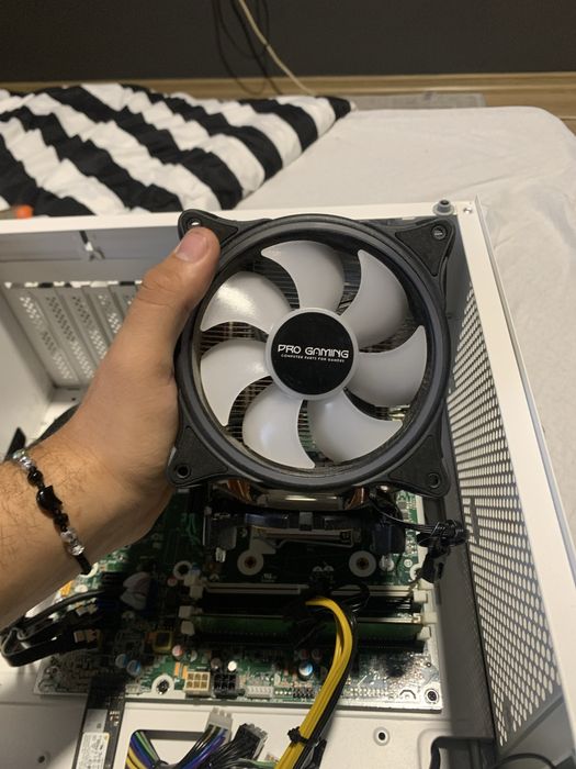 procesor Intel Xeon E3-1230 v6 (echivalent i7-7700)