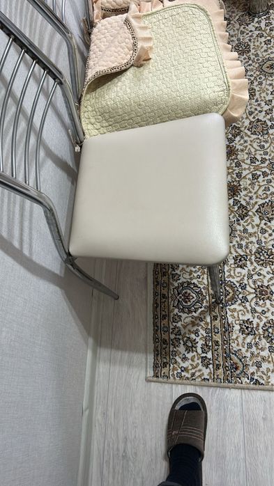 Продаю стол и 6 стульев в отличном состояний