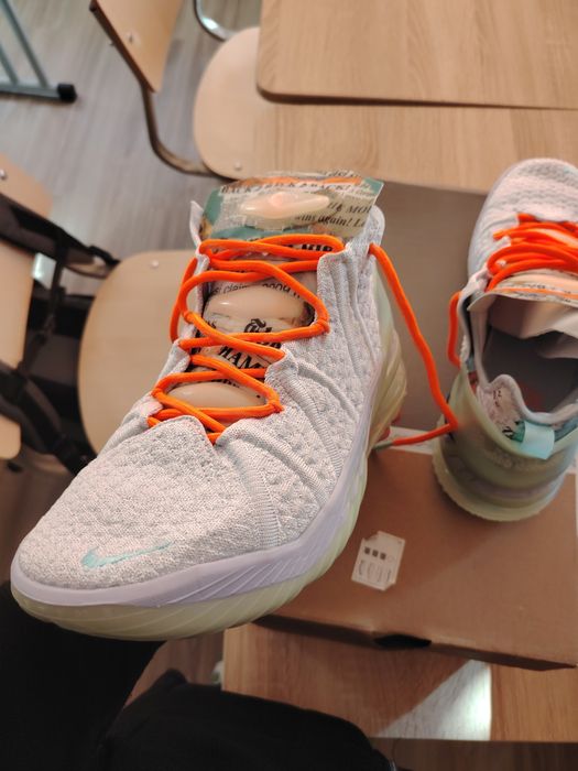 Vând Nike lebron XVIII