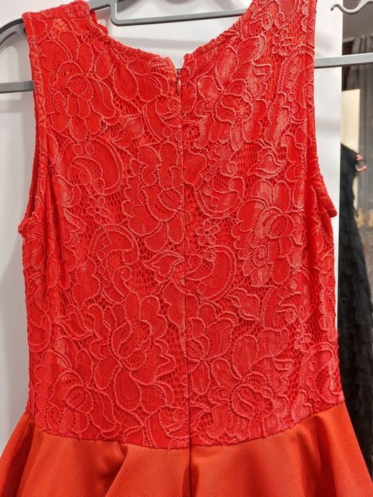 Червена официална рокля,М