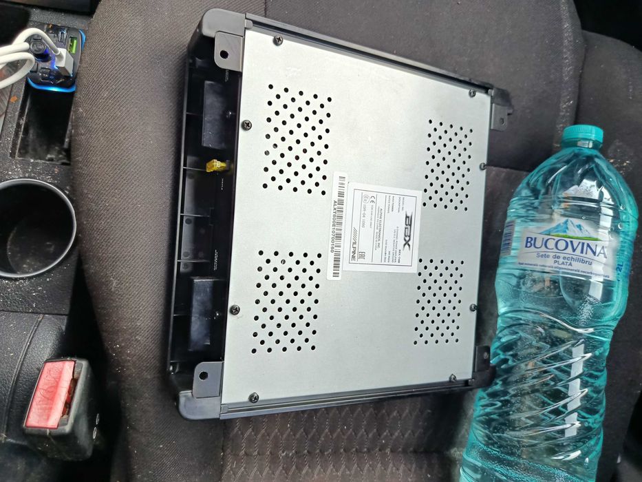 Vând Subwoofer 300W + statie 300 Alpine