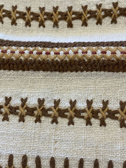 Fata masa brodata manual