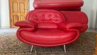 Диваны 3-х и 4-х местные и кресло, кожаные, красного цвета