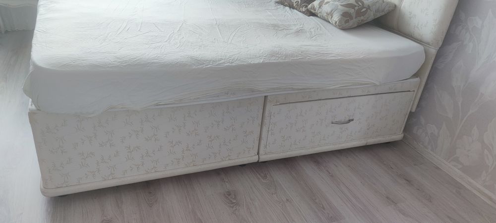 Тапицирана спалня с табла