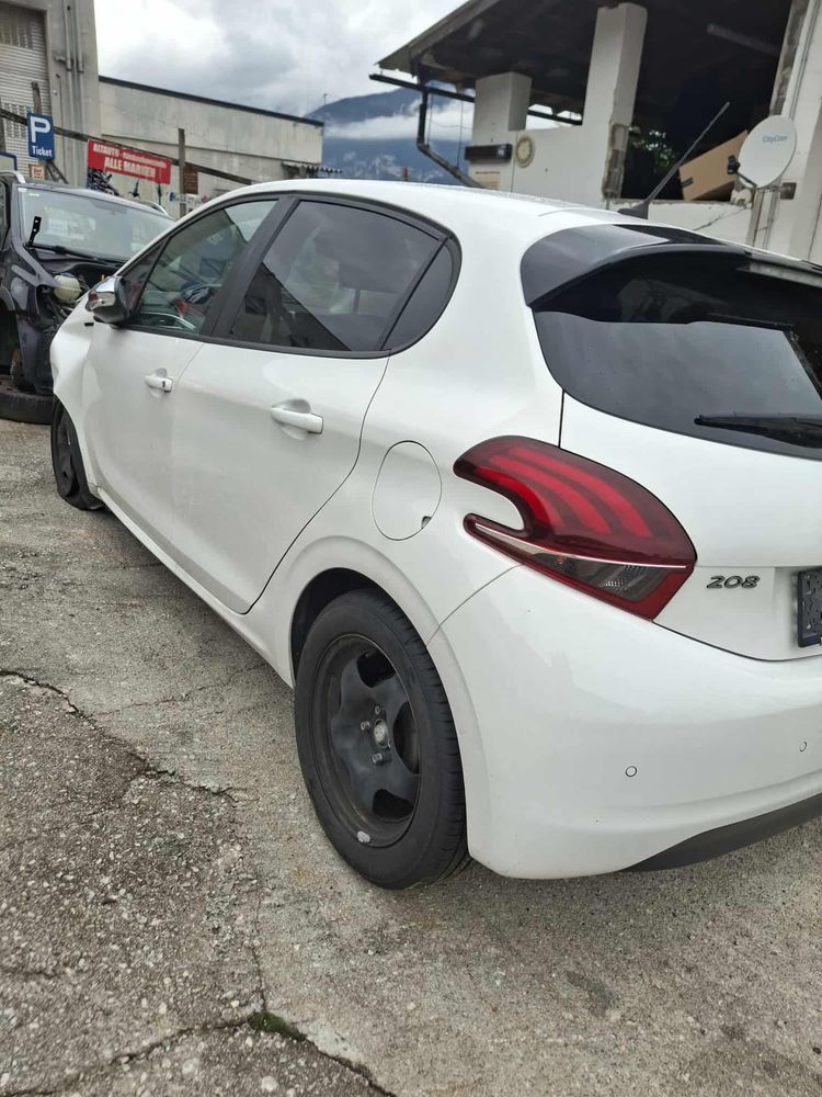 Peugeot 208 на части всичко налично освен удара