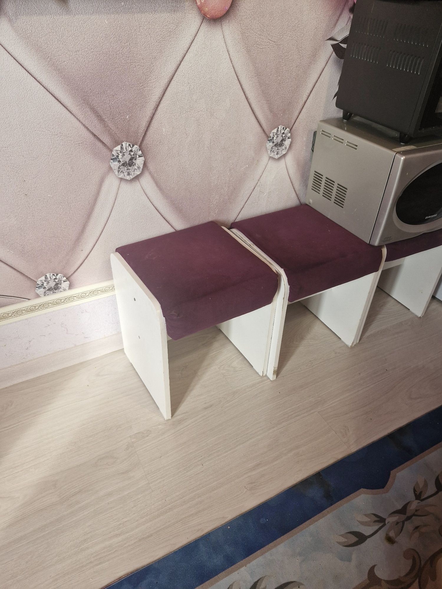 Продаётся  диван угловой 2,70×1,60м, кухонный стол 1,80×90 м,4 стулья.