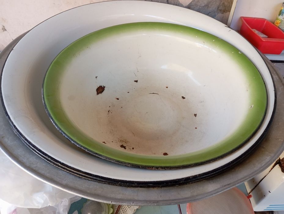 Тазы эмалированные по 150.000