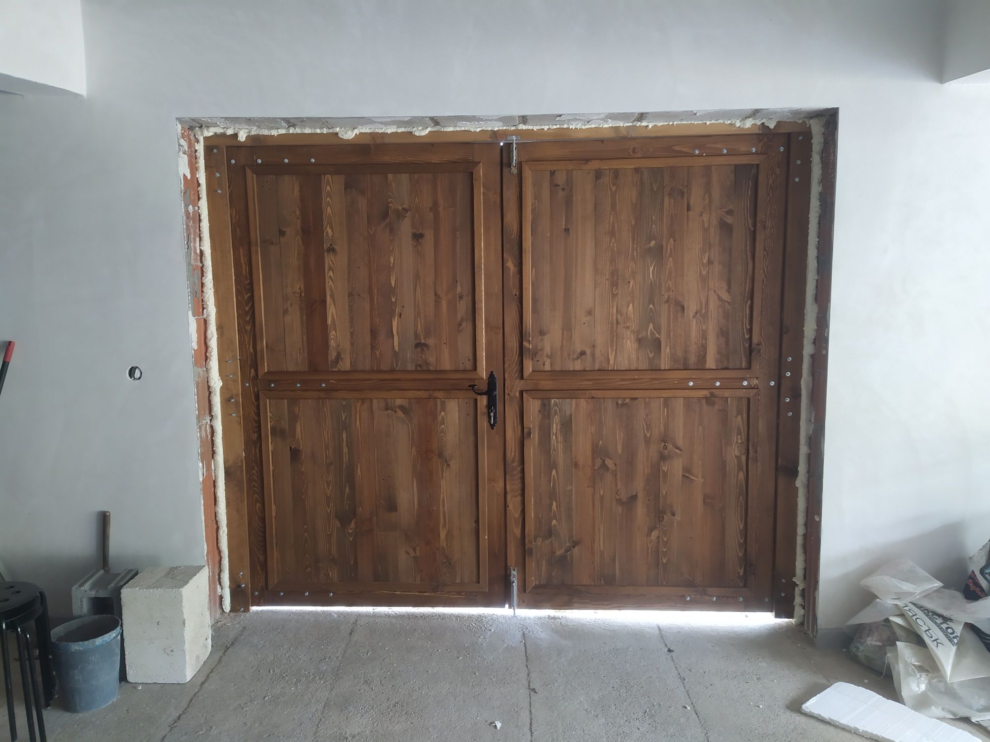 Изработка на дървени порти и гаражни врати