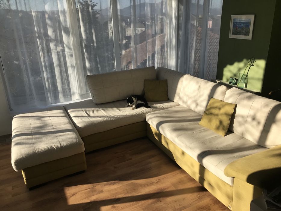 Диван в бяло и резедаво