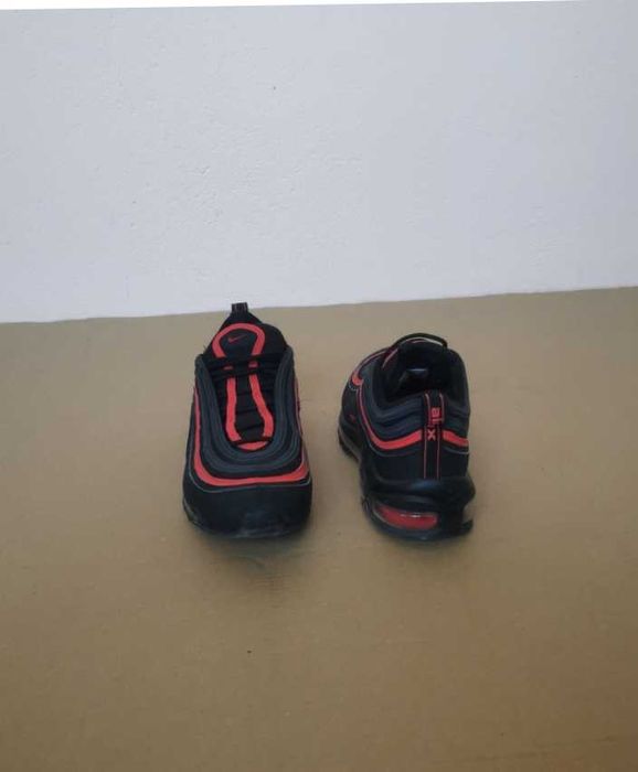 Червени спортни обувки