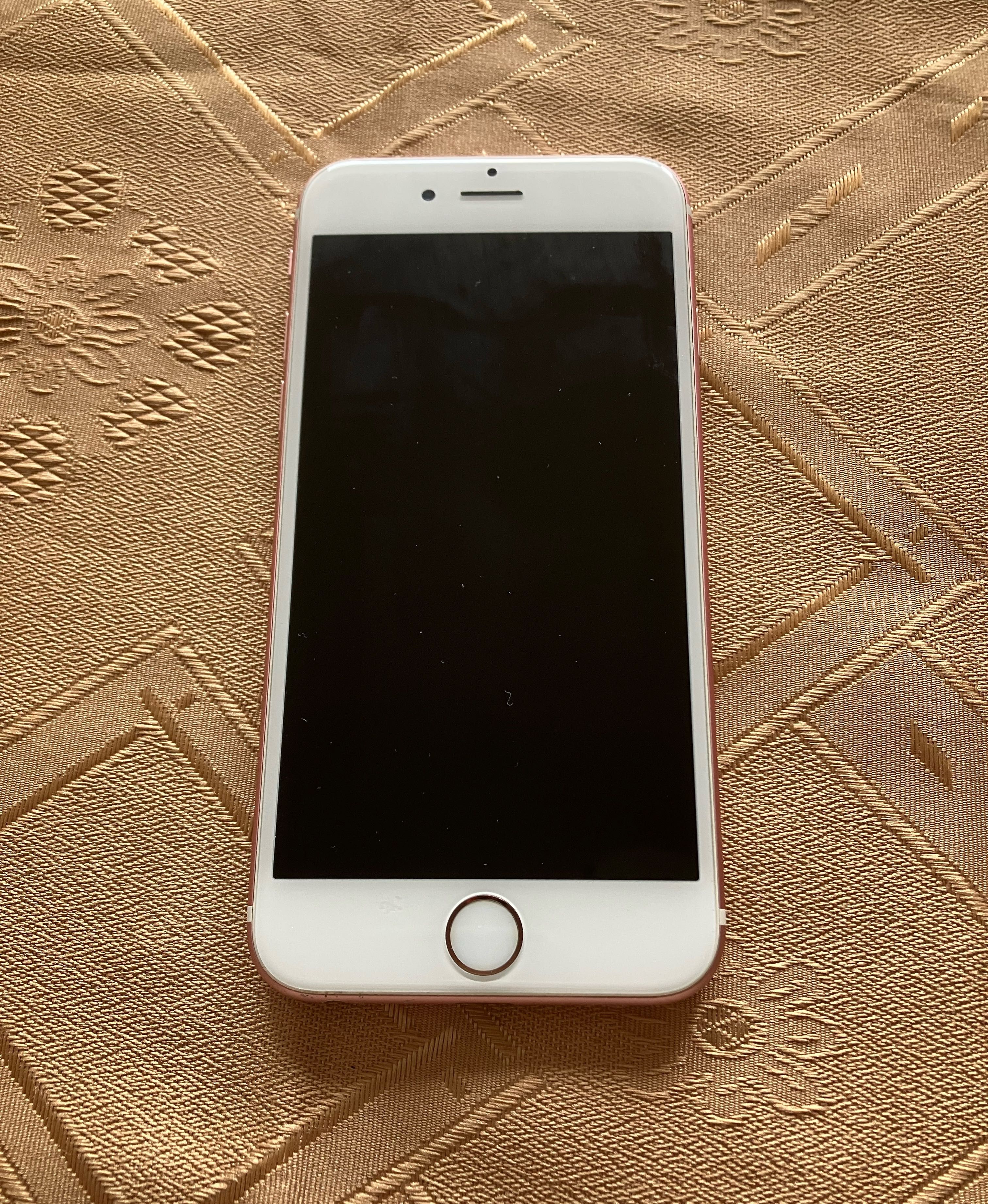 Продавам iPhone 6s в цвят розово с калъф