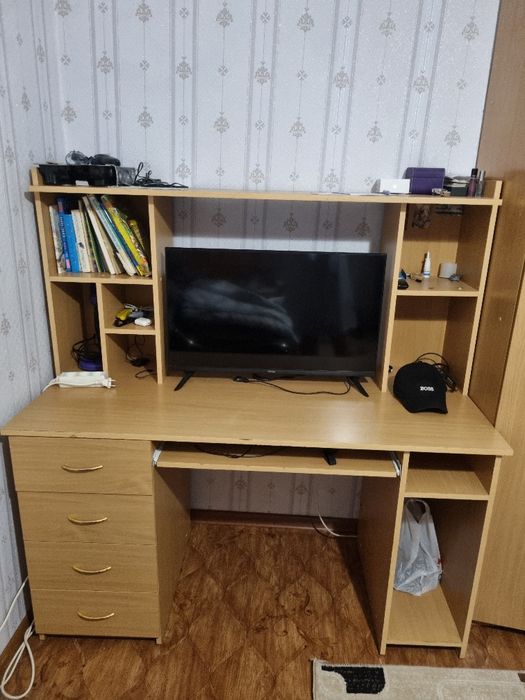 Стол компьютерный, универсальный.