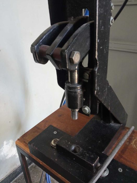 Пневматична преса за поставяна на метални копчета, капси , тик-так.