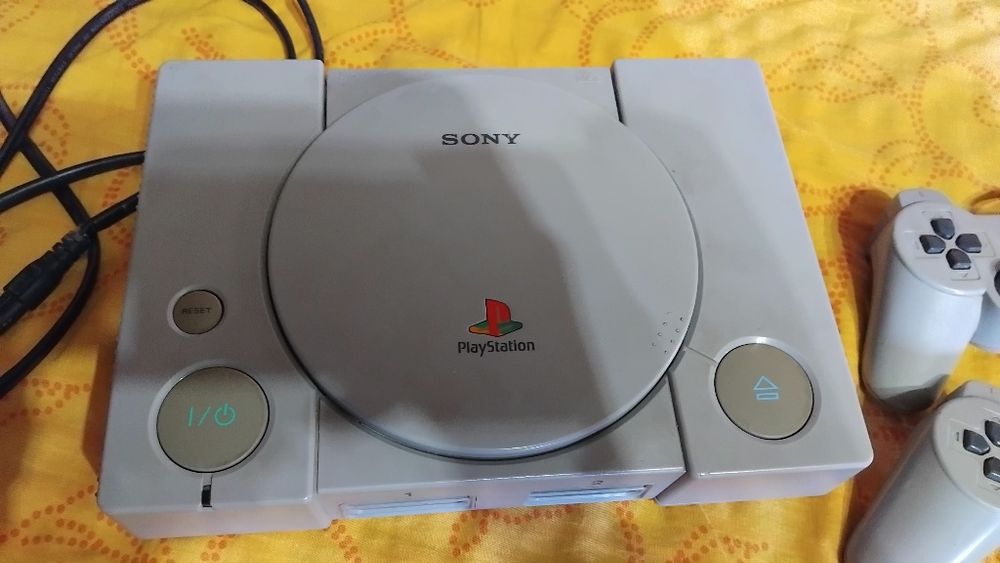 Продавам PlayStation 1 в много добро състояние използван е 2-3 тъпи