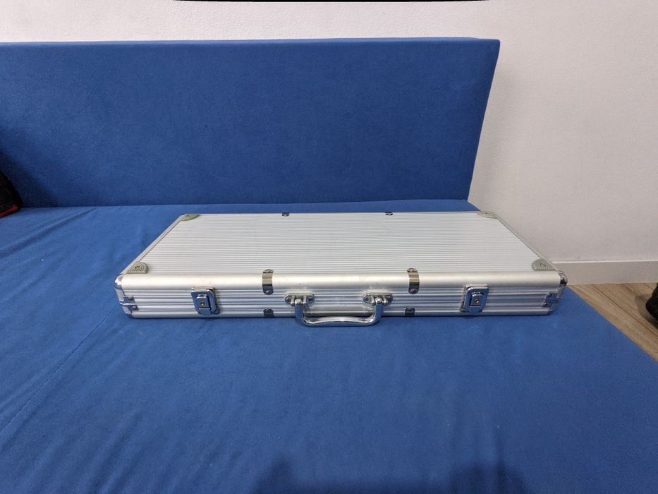 Vând set poker cu 500 jetoane