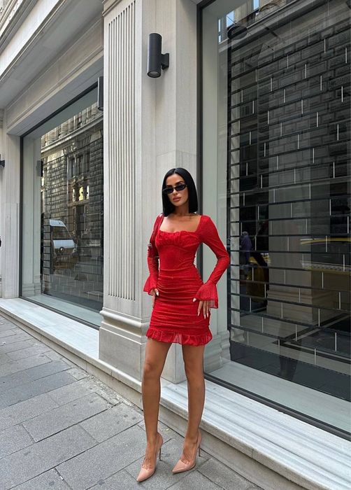 Червена бляскава рокля