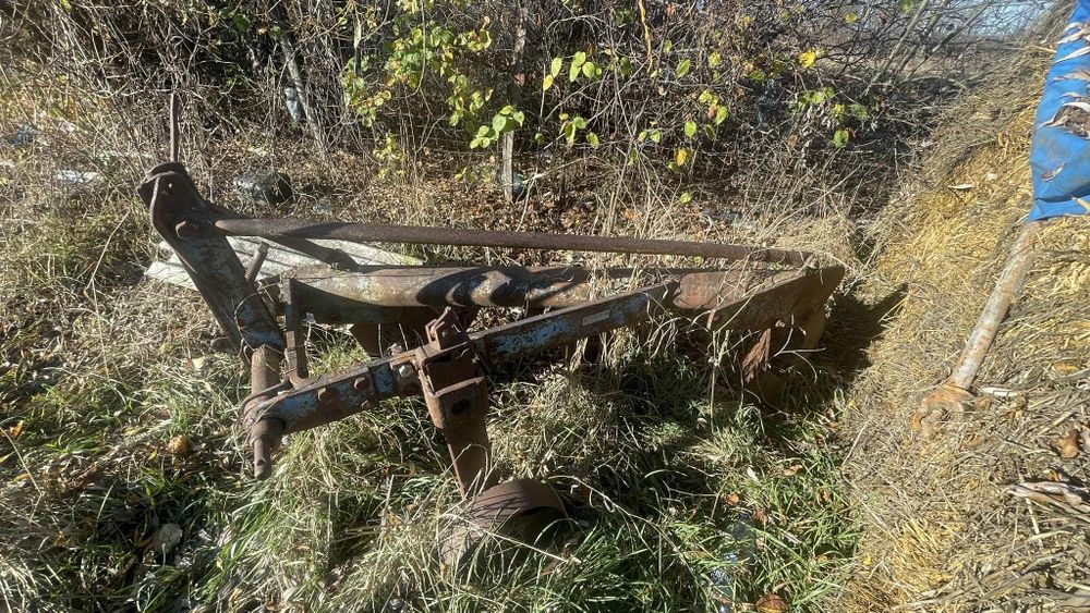 Vând  plug cu 3 brazde