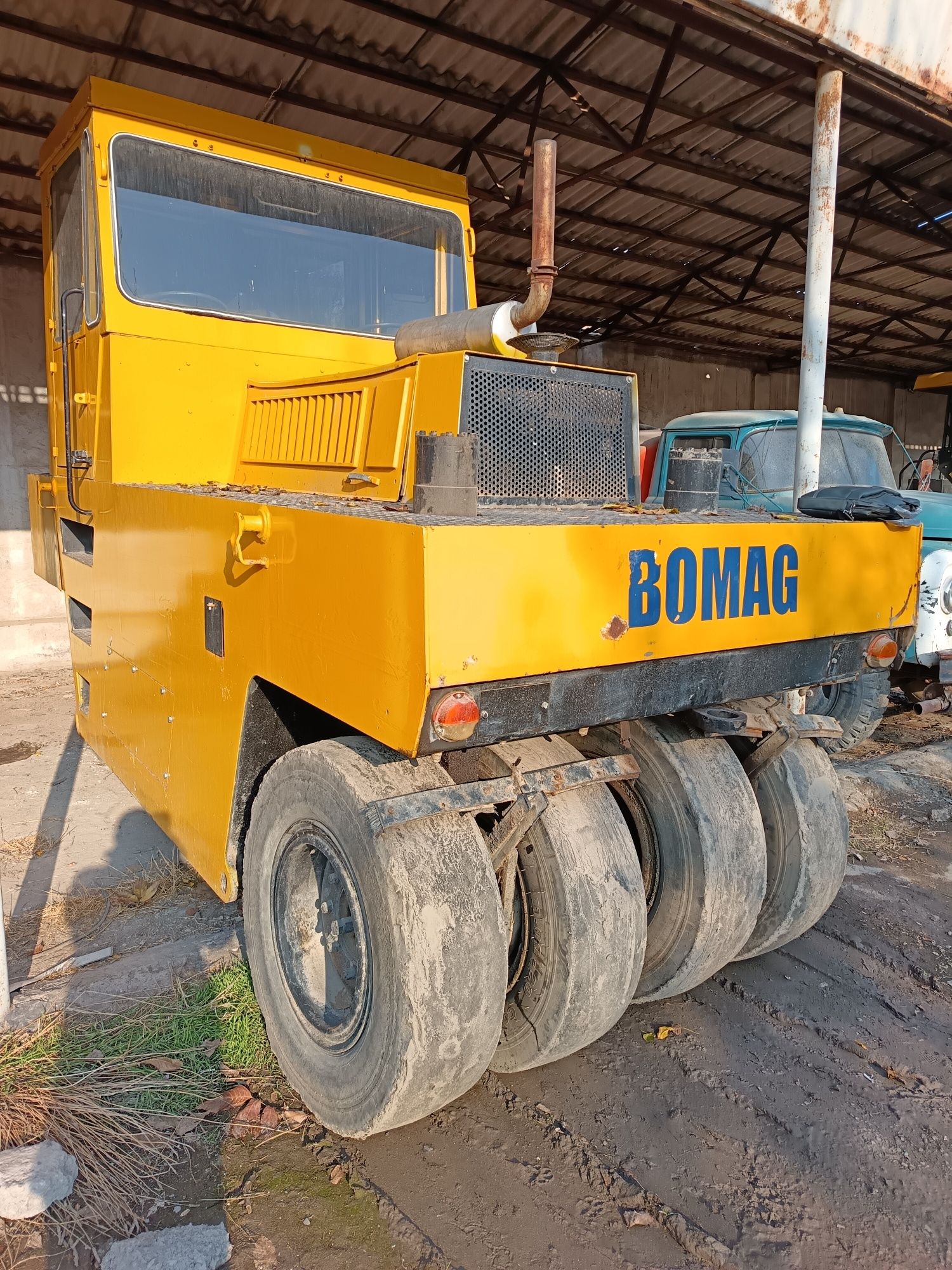 12+18 тонналик BOMAG шинний пневма Каток сотилади