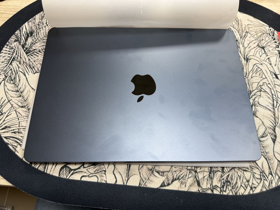 Лаптоп Apple MacBook Air 13,6” M3 (2024) 16/256gb - нов с гаранция