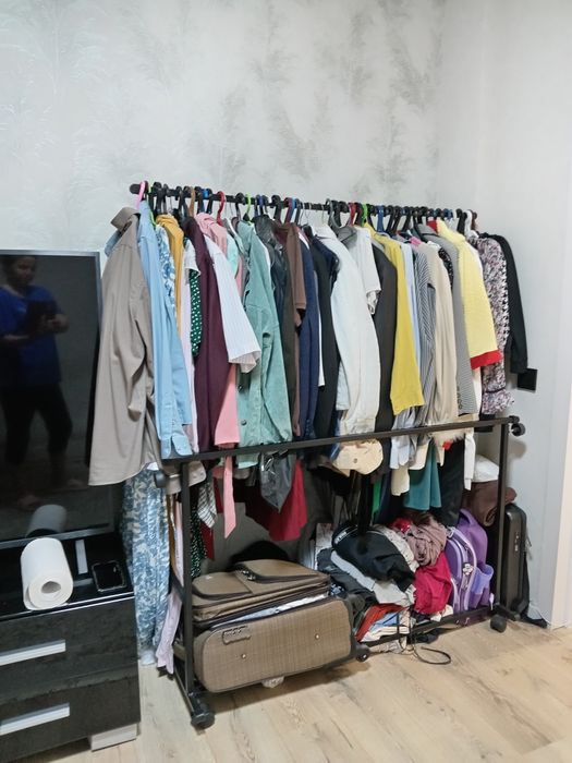 Продам вешалку покупала 2 месяца назад как новая. Цена 18000. Возможно