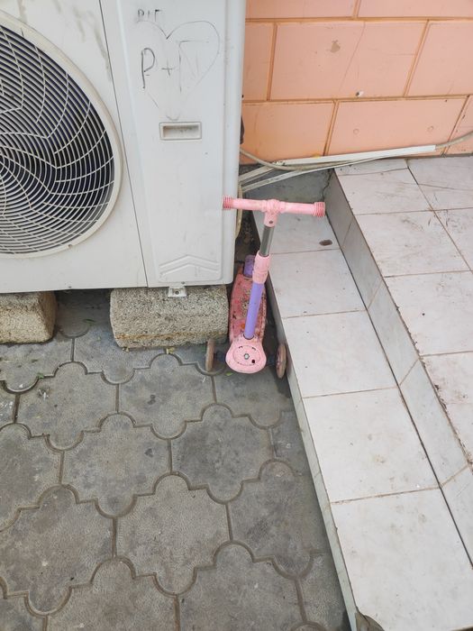 Самокат у магазина Насип