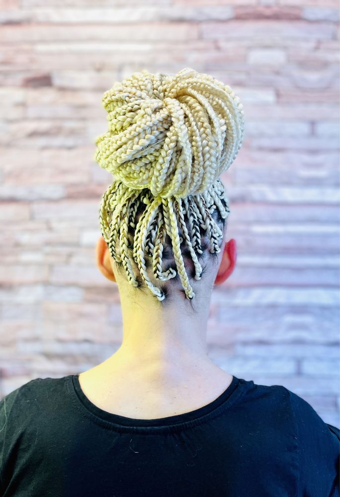 Codite afro, extensii blonde, impletituri, box-braids