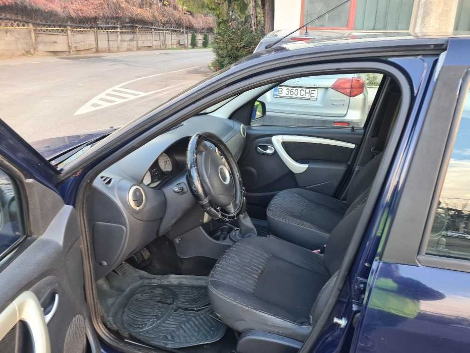 SC. vinde Dacia Logan