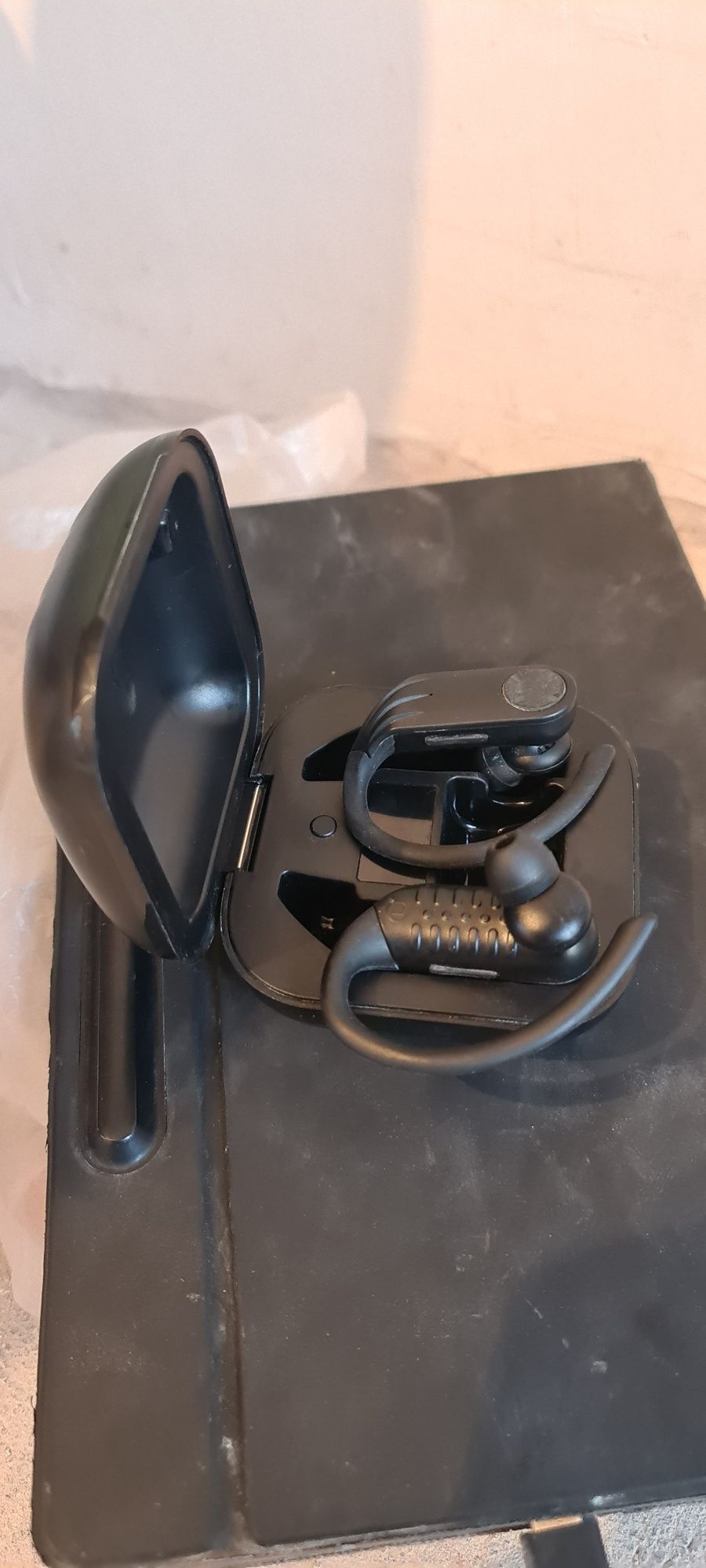 B1 bluetooth naushnik