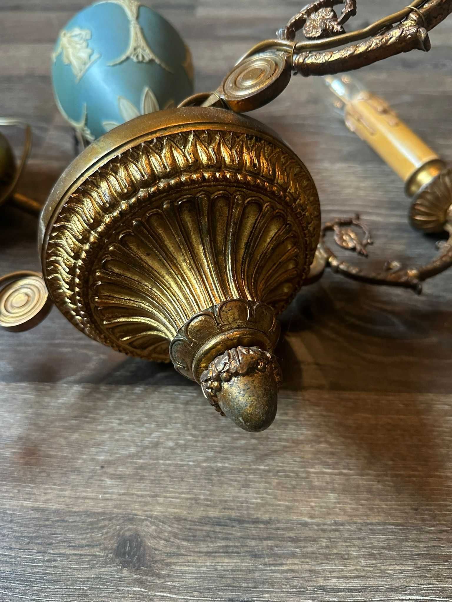 Candelabru din bronz, cu porțelan Wedgwood, mijlocul sec. XX