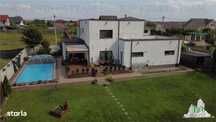 Casa cu piscina si vedere la padure