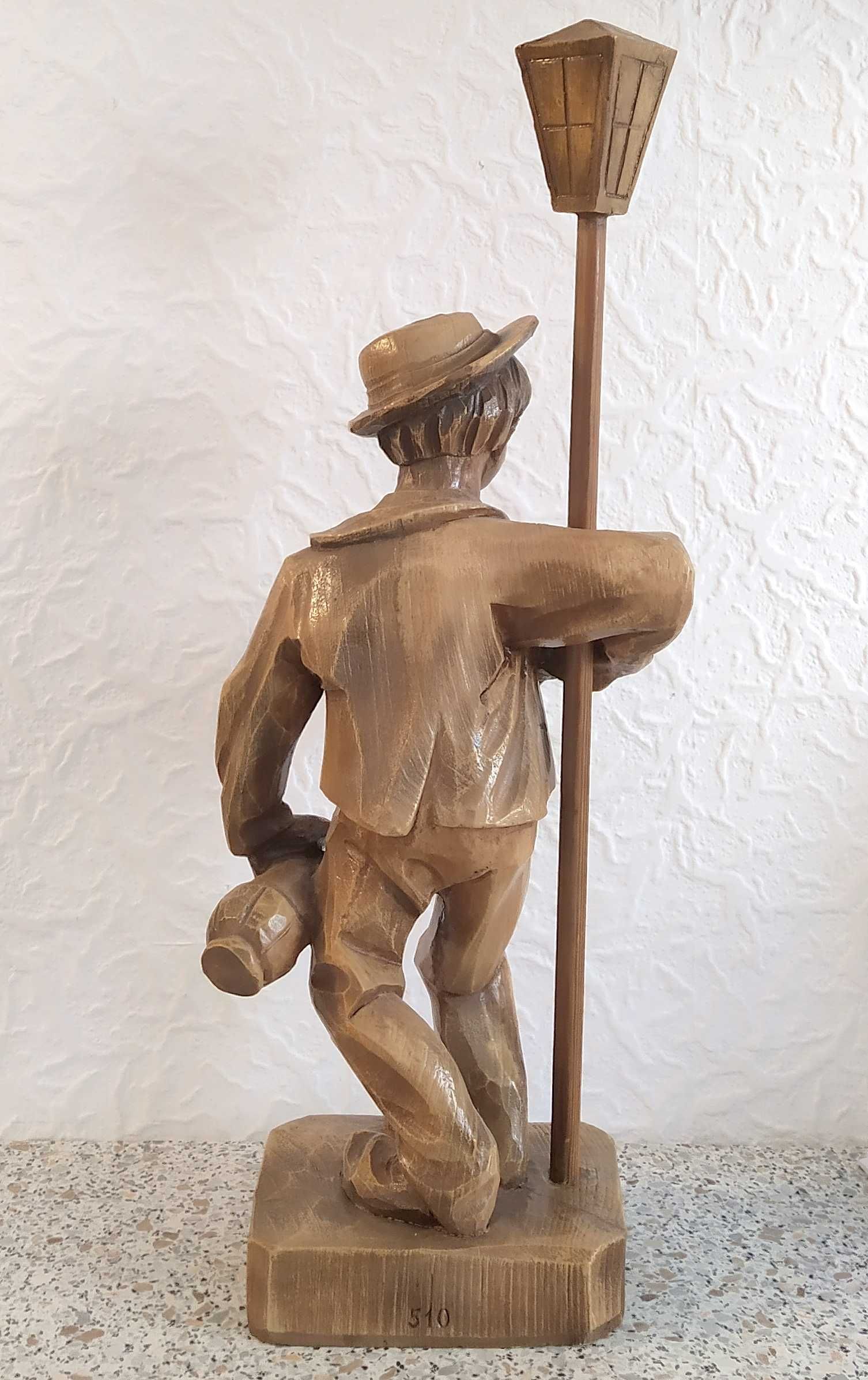 Sculptură în lemn -executată manual- ,,cetățeanul turmentat“ 48cm.