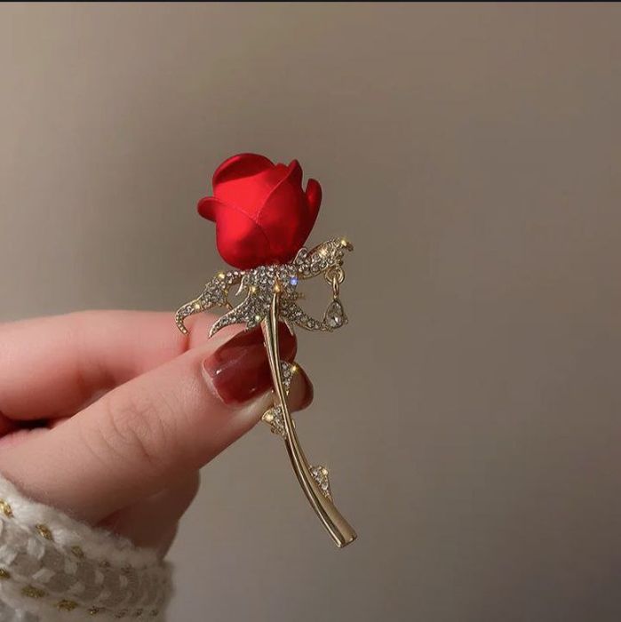 Броши  7 разных видов и Серьга- кафф  1 штука 40 тыс.