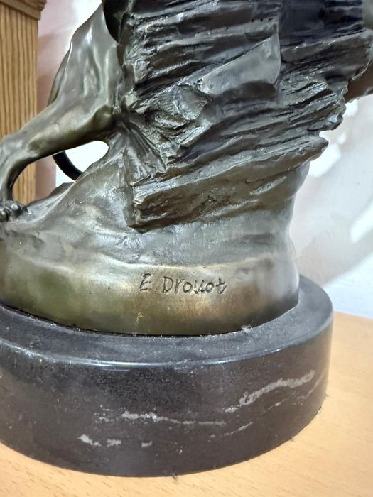 Statuetă din bronz masiv – piesă de colecție, semnată