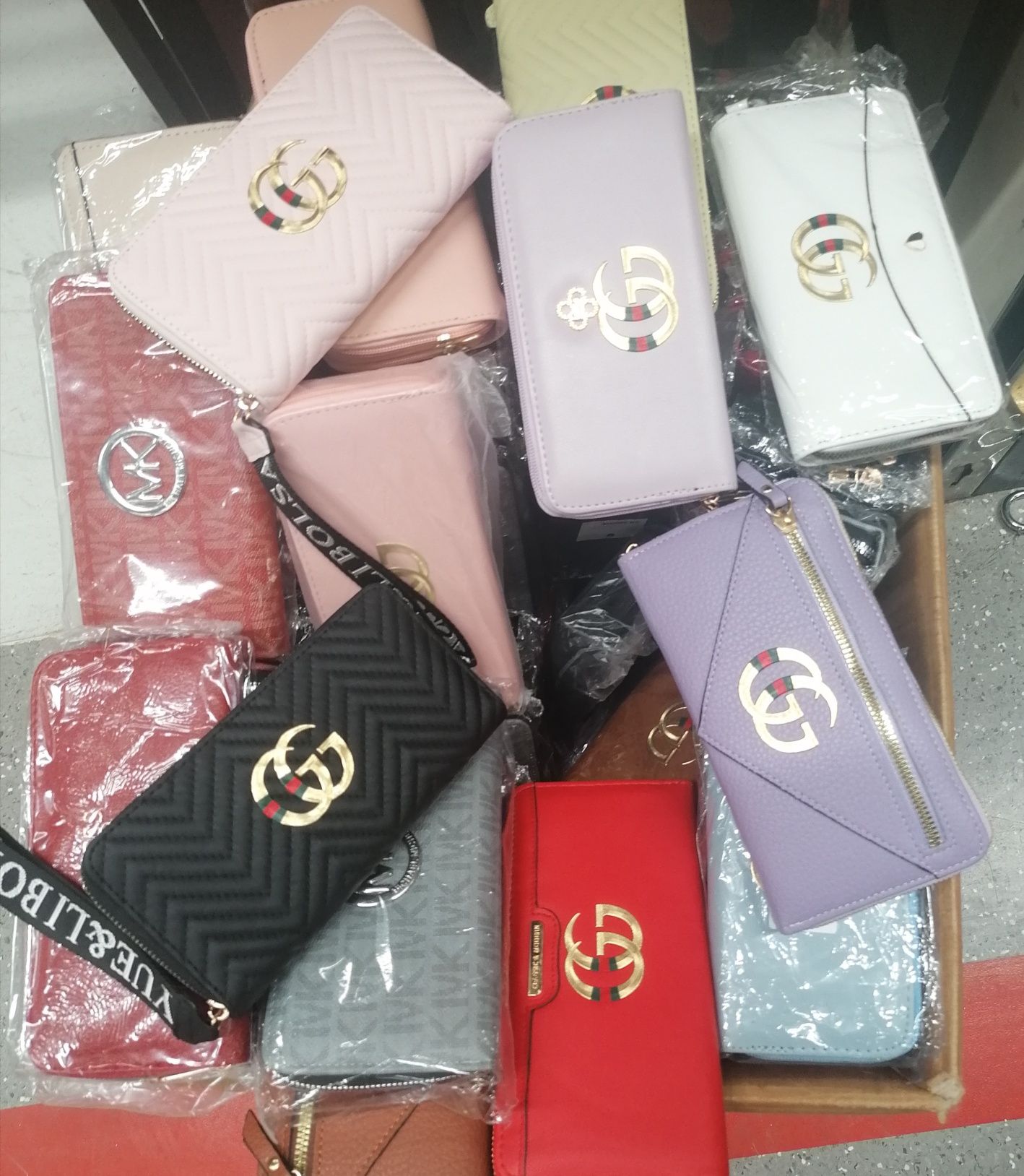 Portofel Gucci / Michael Kors
Guess
Louis vuitton
Karl
Pret 55 lei