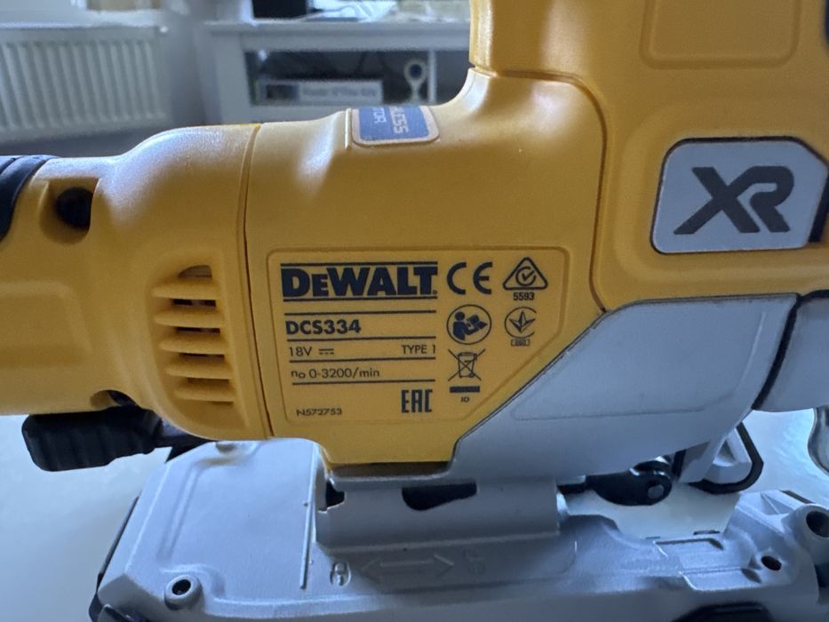 Fierăstrău pendular Dewalt DCS334