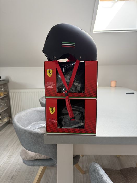 Casca trotineta  Scuderia Ferrari, noua