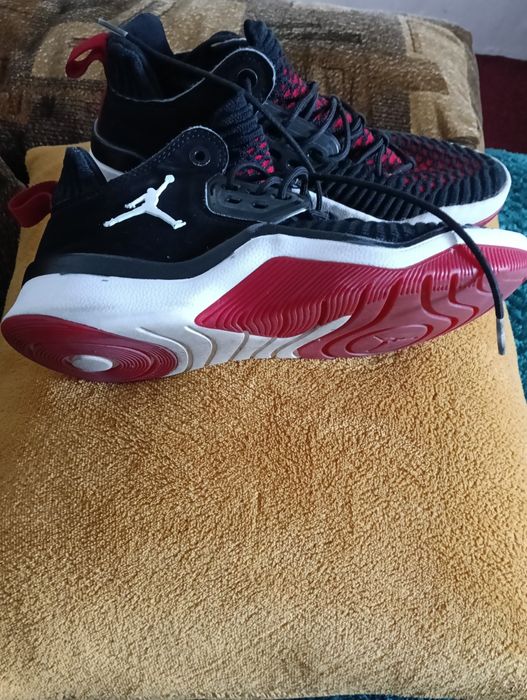 Vând Adidași Jordan