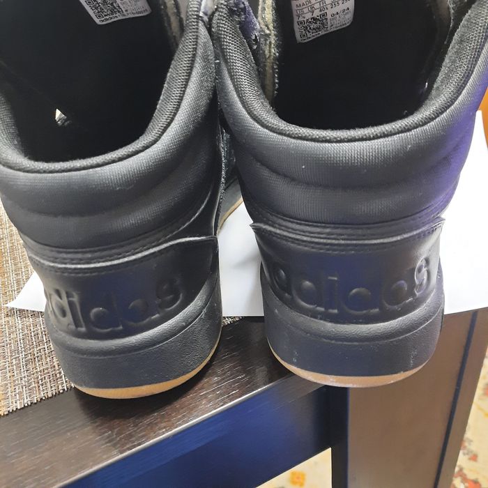 Vand adidași negri