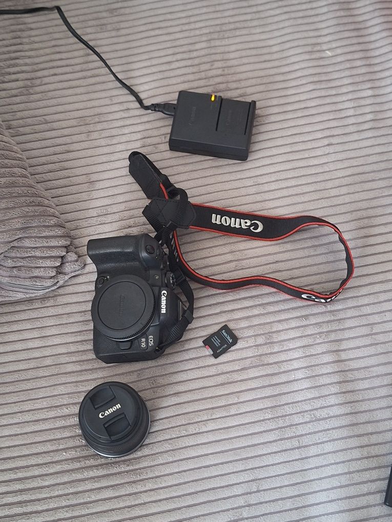 Aparat foto mirrorless Canon EOS R10